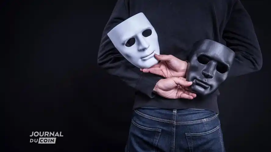 男子从后面拿着两个戏剧面具,一个快乐和另一个伤心.