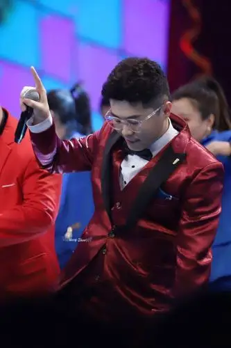 周九良 低头 红色西服