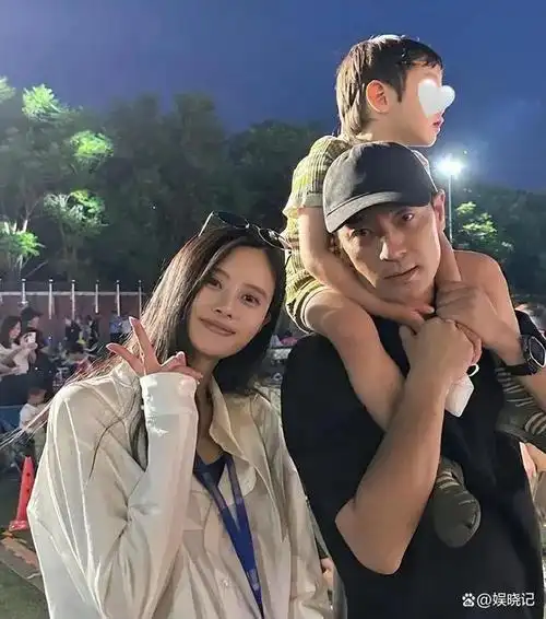 他是靳东同班同学娶过郝蕾爱过王珞丹负了殷桃后娶小10岁的她