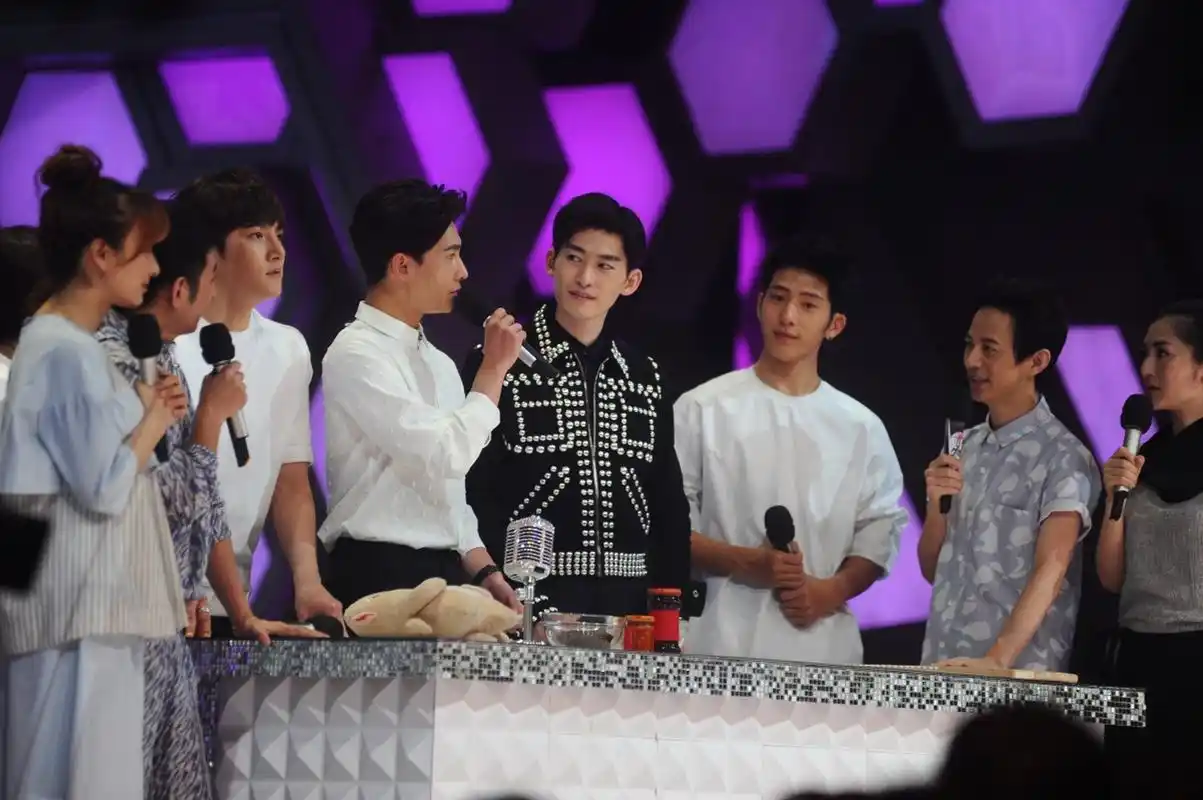 多年前,杨洋,张翰,井柏然,一起参加综艺节目的现场照片!