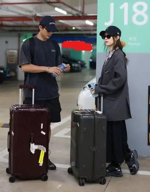 钟楚曦与新男友一起回国!形影不离感情深厚,没穿情侣装风格迥异