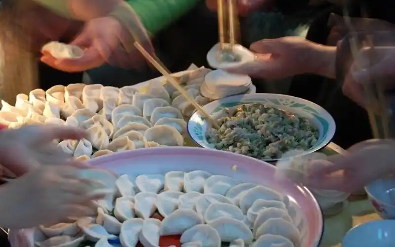 家人一起包饺子