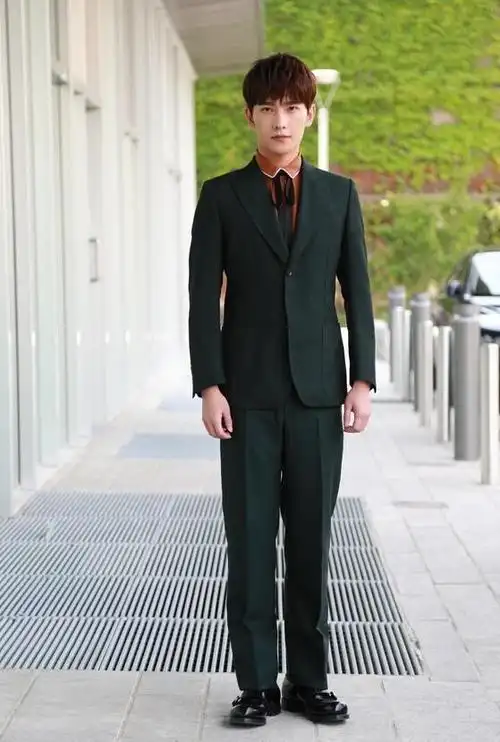 杨洋精修照到底有多骗人?看路人偶遇照就懂了,私下坐姿暴露品行