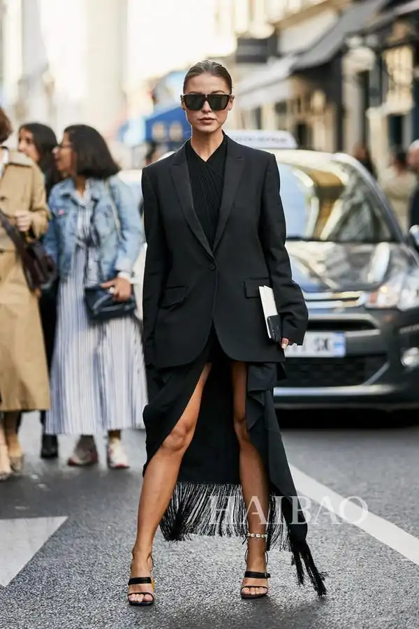 时装周型人街拍来示范:f"王子" 一身黑飒爽出街,彩色西装今年也是大ip