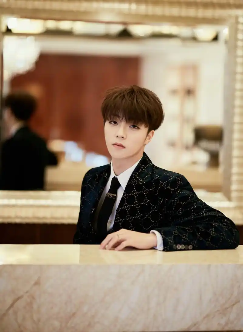 [陈立农][新闻]191211 恭喜农农荣获年度商业价值艺人奖 帅气少年用