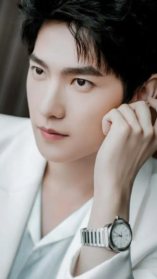 在周一的下午送来好清新好帅气的眼球福利#杨洋一身白西装出席成都