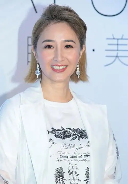 关咏荷的颜值真不错镜头怼这么近也没什么皱纹还是那么美