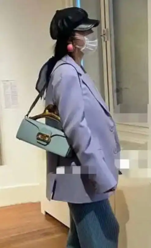 怀孕了?网曝范冰冰现身妇产医院,穿着宽松腹部疑似微微隆起