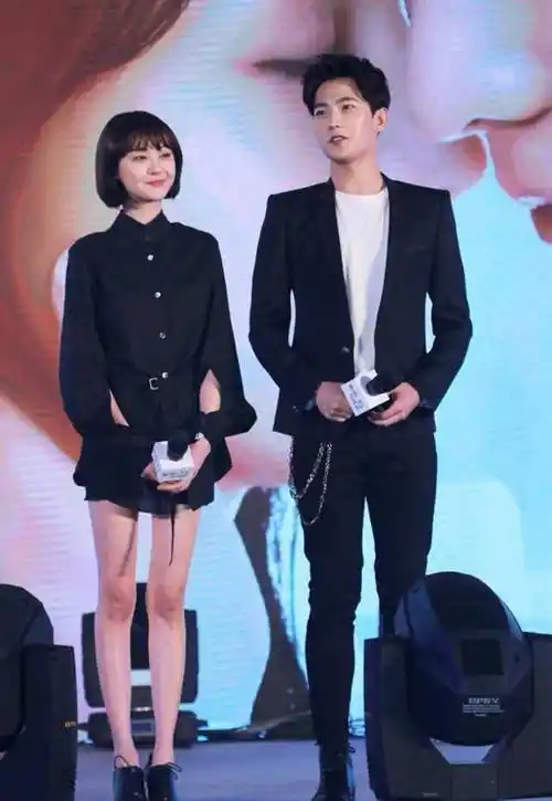 反观杨洋跟郑爽的cp感就特别的强,他们两个在一起看起来特别的舒服,两