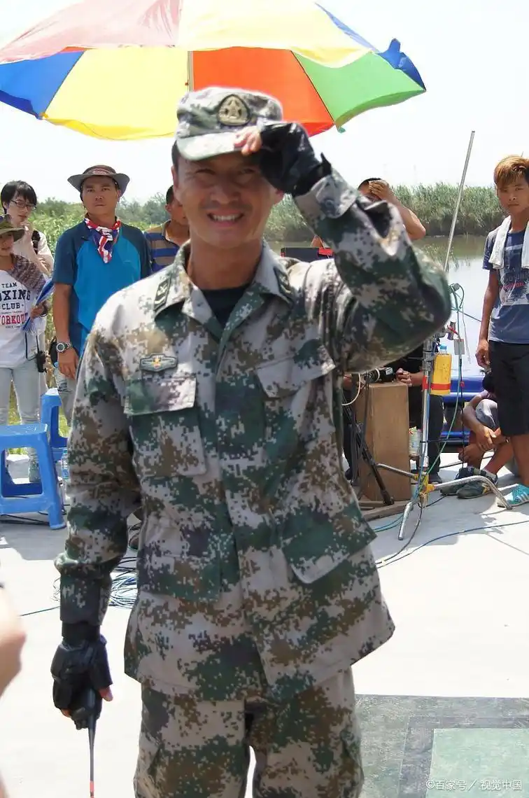 吴京军装照曝光引热议!网友争论是否合理