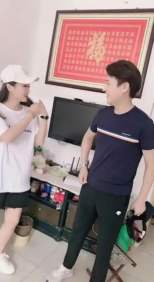 靳东回老家探亲毫无星架穿蓝t黑裤和邻居合影45岁帅成大男孩