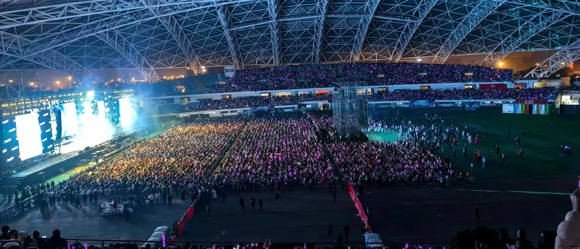 哪位大神告诉我大南通这演唱会的大屏幕两边的字母是什么意思,这 - 抖