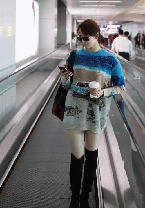 阔太胡静带火了一种新穿法毛衣长筒靴低马尾时髦又洋气