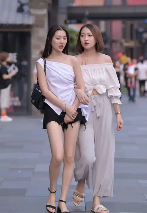 街拍小姐姐疯狂种草,肩膀露一半姿势太迷人;网友:沦陷了_时尚_显得