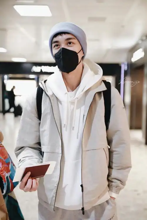 吴磊赵今麦机场拥抱路透