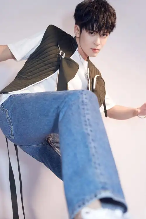 曾舜晞亮相留学见面会互动暖心引尖叫