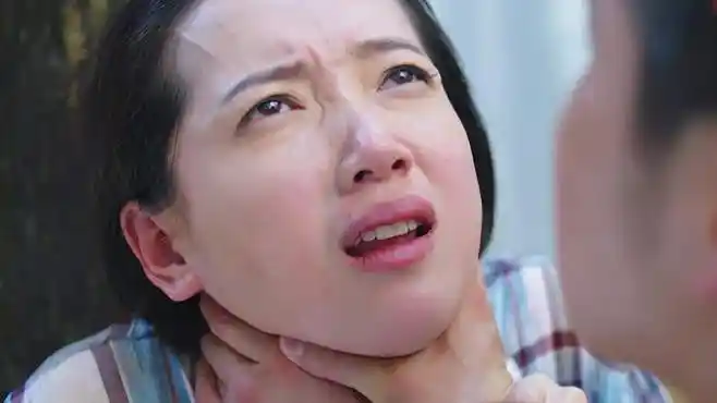家庭秘密:前妻不同意复婚,前夫竟要把她活活掐死,下秒激烈了!