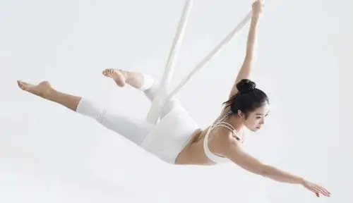 空中瑜伽——帮你完成平凡到非凡的美丽旋转(副本)