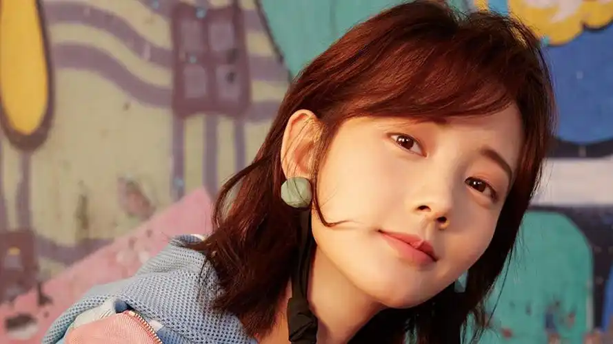 内地明星李一桐明星风尚壁纸2