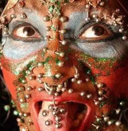 世界上身体穿孔最多的人身上有6925个孔