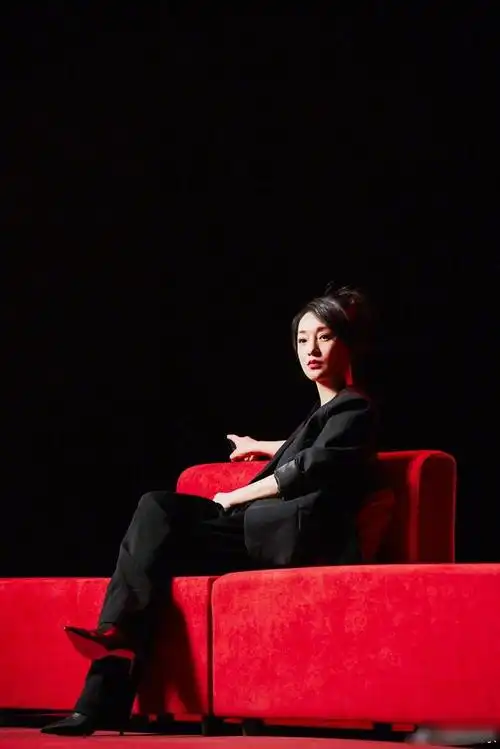 周迅工作室公开了一组周迅花絮侧拍图