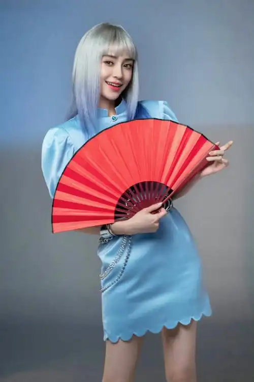 杨颖银发齐刘海造型#真的很爱这套造型来着,没想到二月第一天就有新图