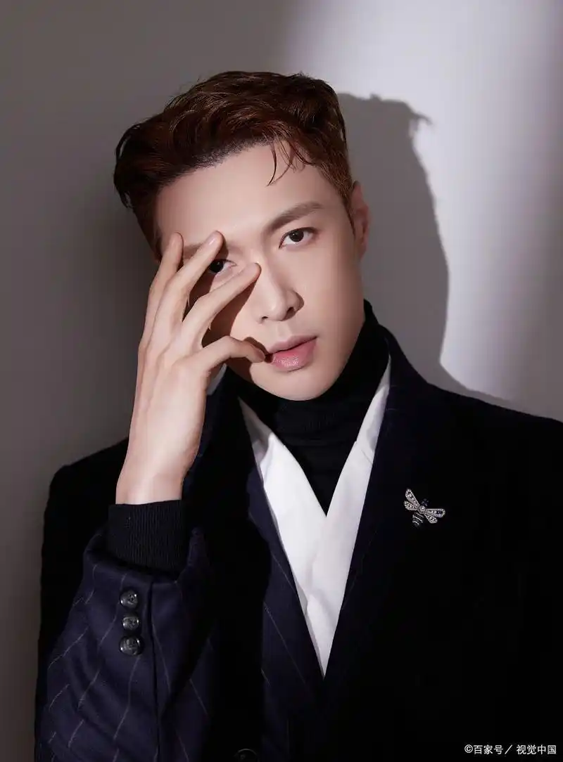 近日,张艺兴迎来了32岁生日.黄磊,王迅,孙红雷等一众明星均送上祝福!