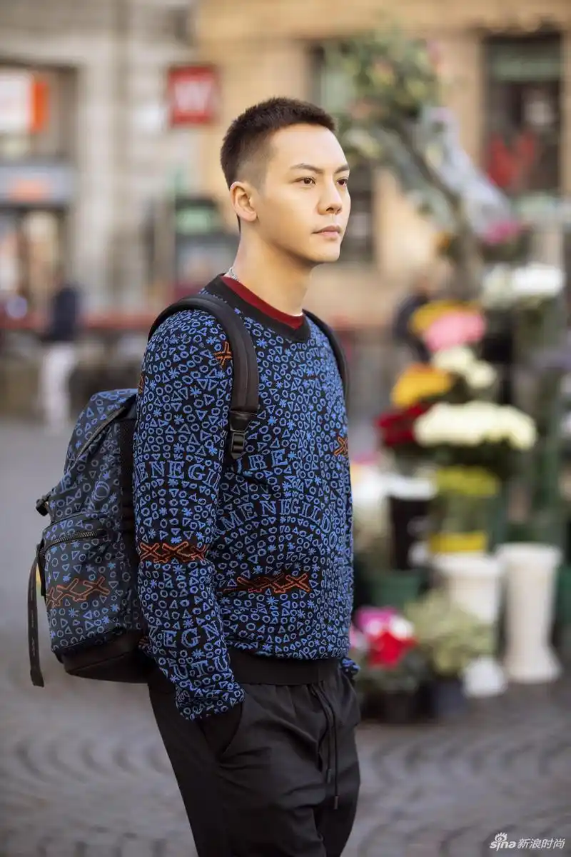 陈伟霆初春街拍大片 变身寸头小"蓝"孩_高清图集_新浪网