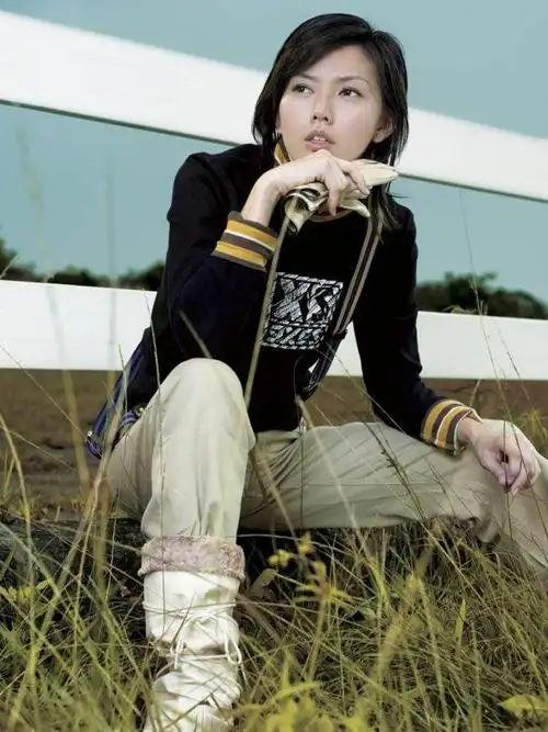 回顾歌手孙燕姿嫁普通丈夫婚后连生二胎一家四口其乐融融