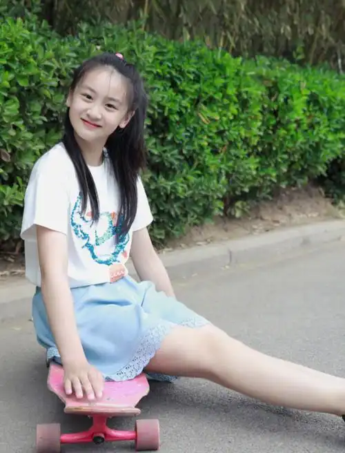 叶一茜晒森碟近照,12岁穿短裙玩滑板,少女身材不输老妈