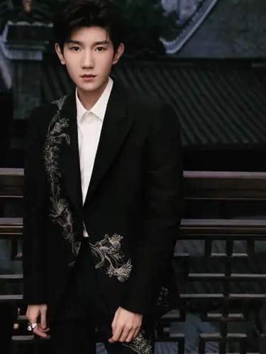 王源黑色印花西装帅气写真图片56