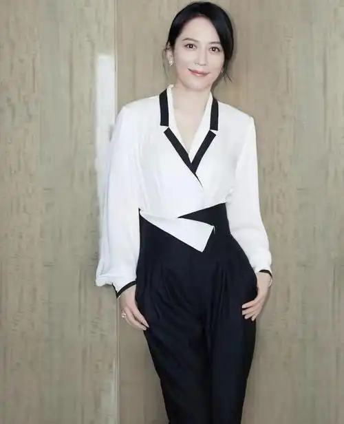 许多四十岁的女性比起年轻的女孩更加迷人和吸引人.