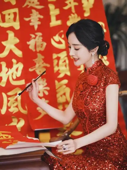 杨幂春晚红色亮片旗袍高清美图来袭玲珑婀娜完美亮相