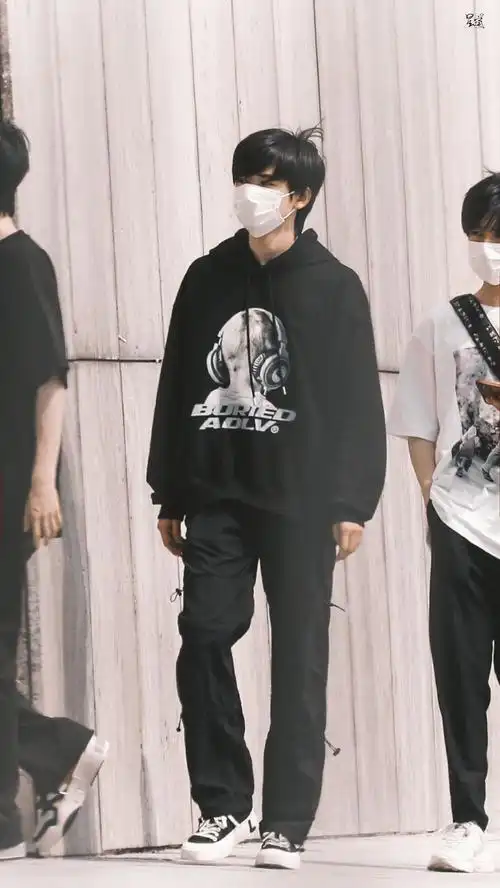 宋亚轩央视六一上班饭拍路透～ 一身黑色休闲look