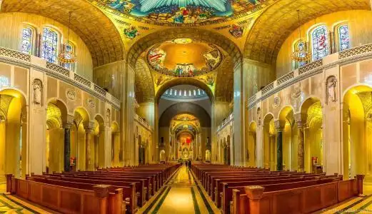 在加泰罗尼亚,西班牙圣玛丽亚del mar大教堂里面4k超高清壁纸和背景