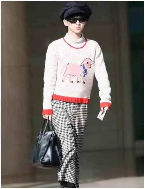 原创周震南现身机场高领打底衫配v领毛衣小个子也有强气场