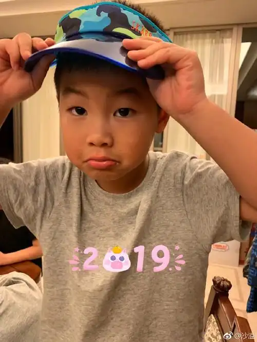 难怪小鱼儿说爸爸胖,沙溢晒与儿子合影,真的胖了不少