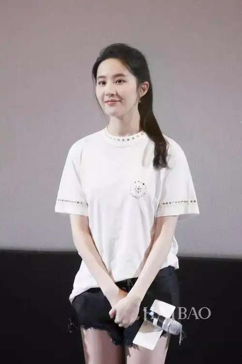 消失2个月的刘亦菲出关美到犯规依旧是数十年如一日的好衣品