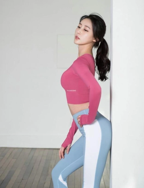 青春靓丽的打底裤美女双腿纤细紧致身材无可挑剔