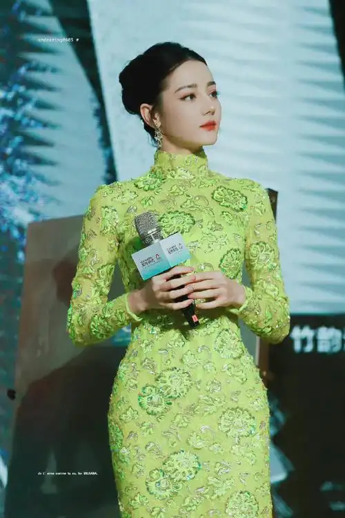 迪丽热巴金色露背旗袍造型