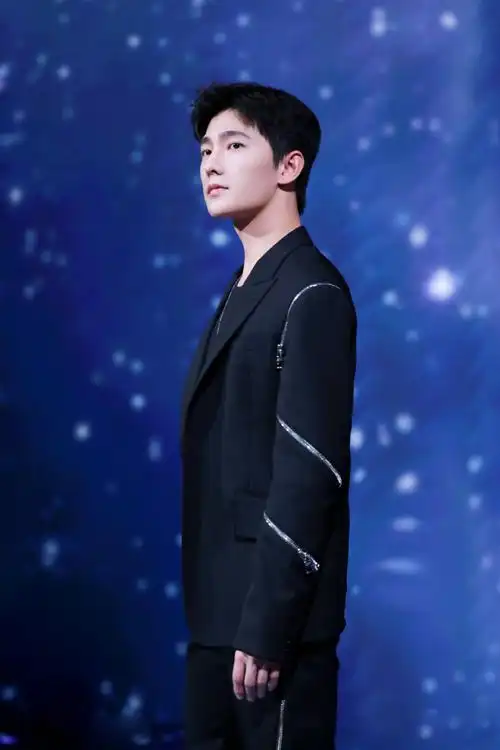 最新舞台造型 杨洋身着alexander mcqueen