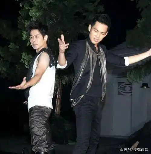 疑钟汉良老婆剧组探班,男方贴心帮忙撑伞,两人被传隐婚有女