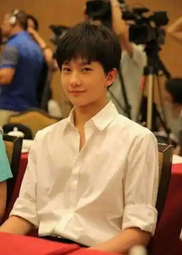 杨洋童年照也帅气逼人,才发现原来早就爱上了他!