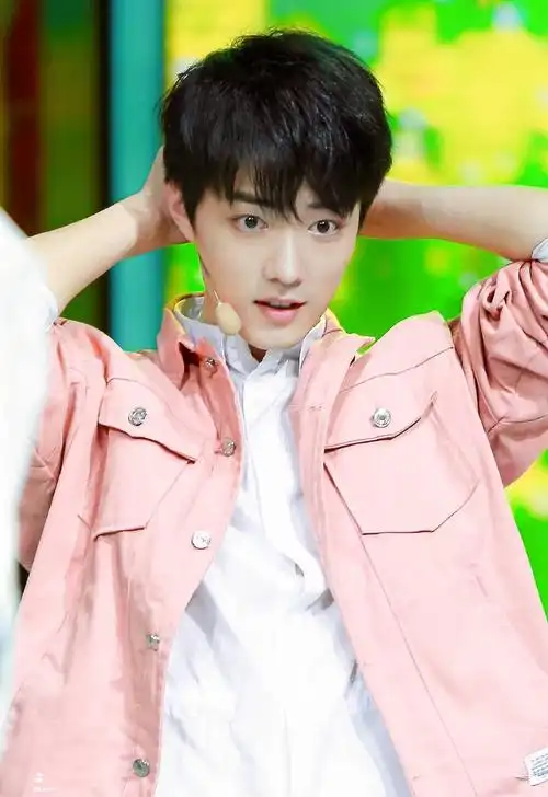 肖战粉色衣服的战战好可爱太嫩了快要把迷妹迷死了