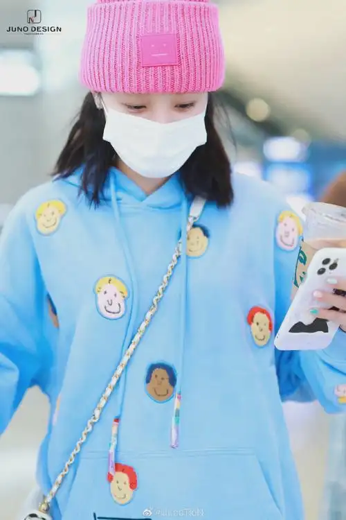 宋雨琦今日机场照一则,身穿卡通人物头像贴布设计连帽卫衣演绎下衣