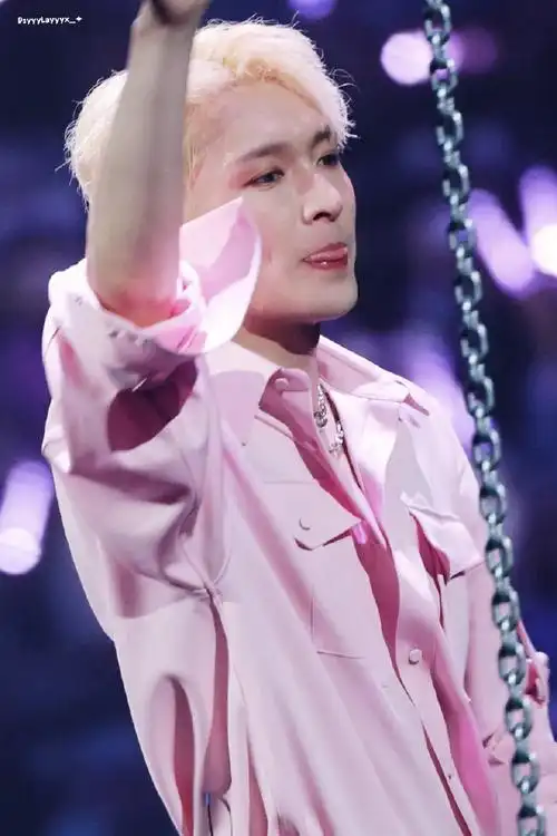 张艺兴2023大航海巡演##张艺兴成都演唱会##张艺兴粉衣造型直