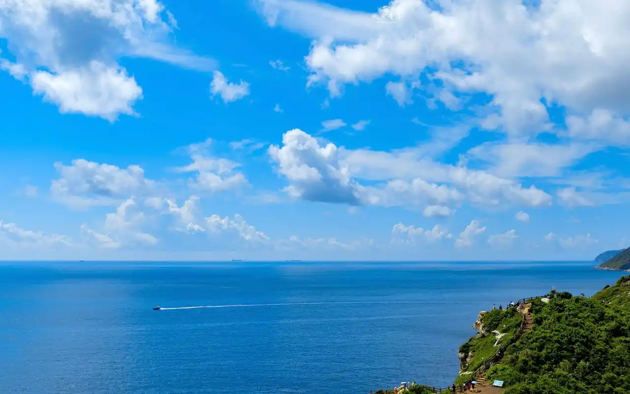 蔚蓝优美的大海美景