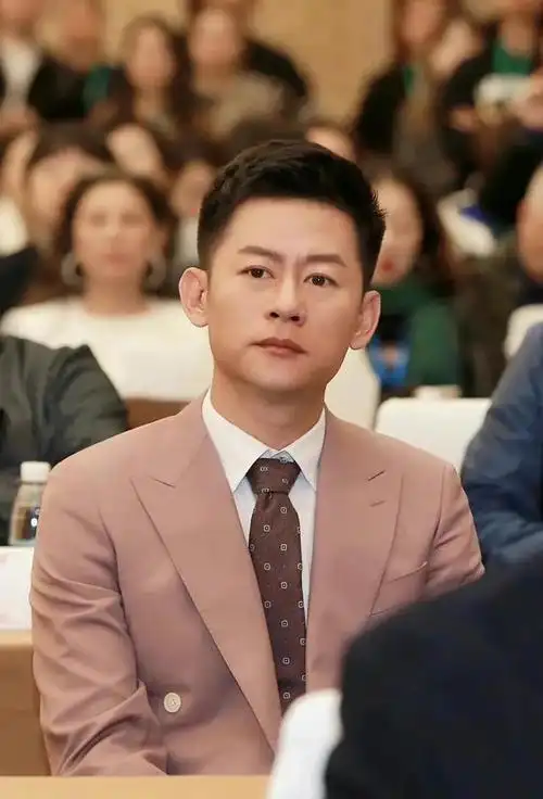 演员李健:长相帅气戏也好,42岁因《狂飙》走红,娶初恋生一女