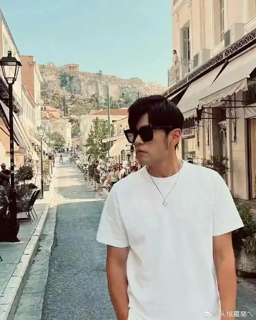 微博旅行家##城市巡游记##周杰伦##周杰伦演唱会#  周董留胡子了,不