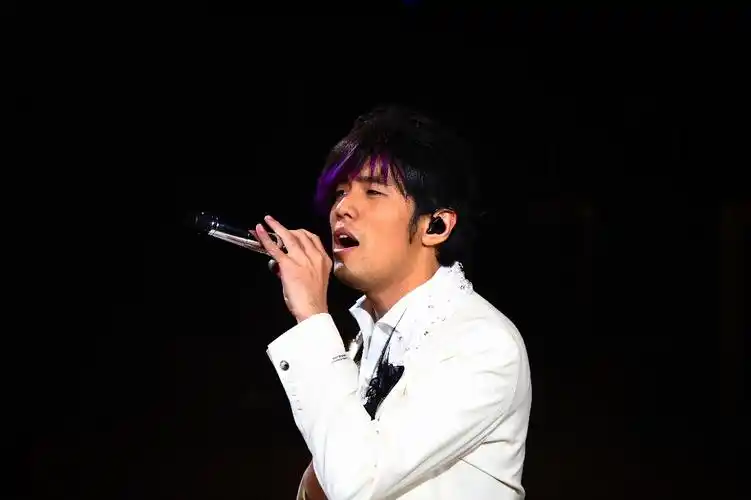 周杰伦经典造型紫毛伦